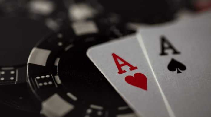 Dealer profesional memandu permainan Live Casino secara langsung dengan interaktif